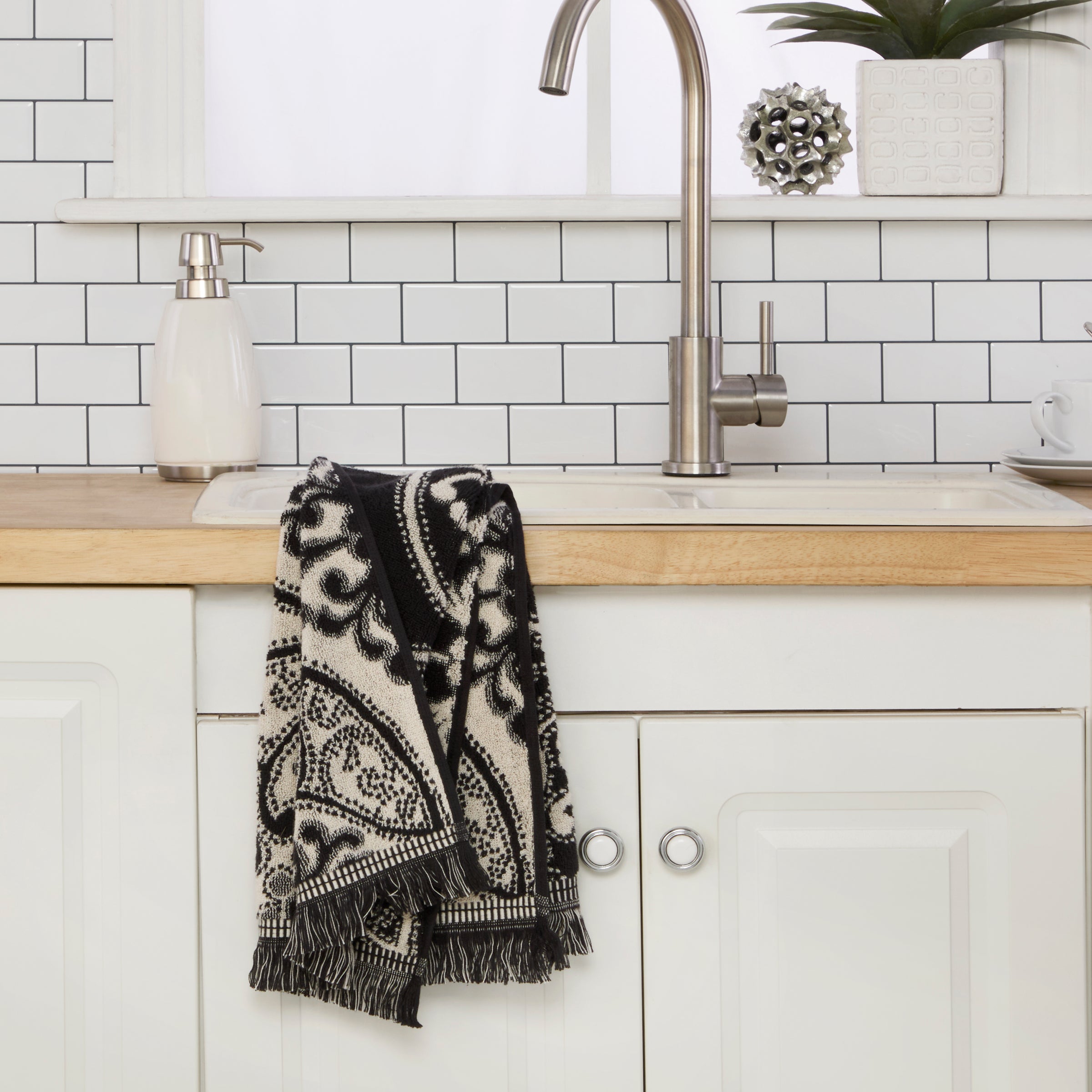 Amherst Medallion Jacquard 2-Piece Hand Towel Set, Black