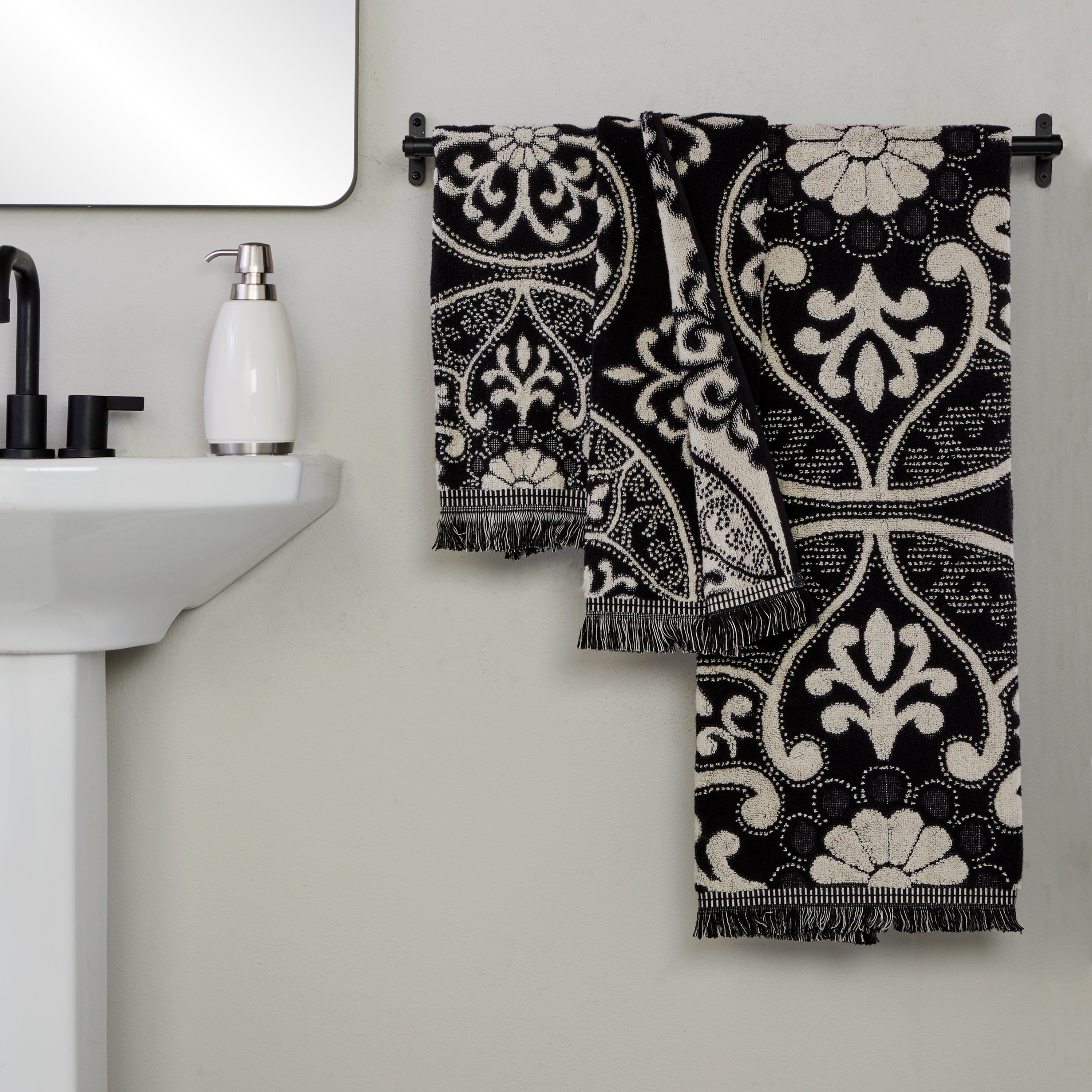 Amherst Medallion Jacquard Bath Towel, Black – SKL Home