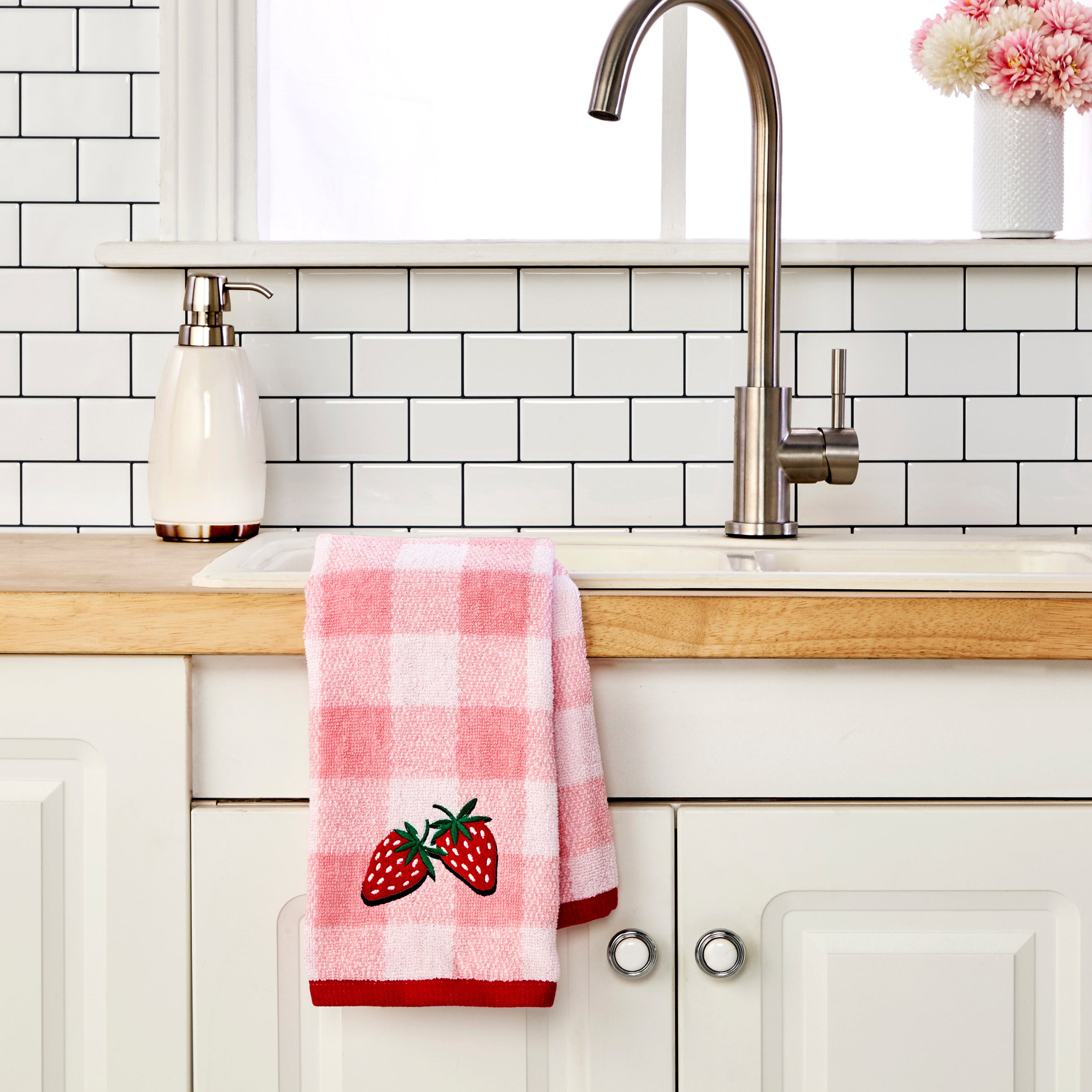 Buffalo Plaid Strawberry 2-Piece Hand Towel Set, Pink