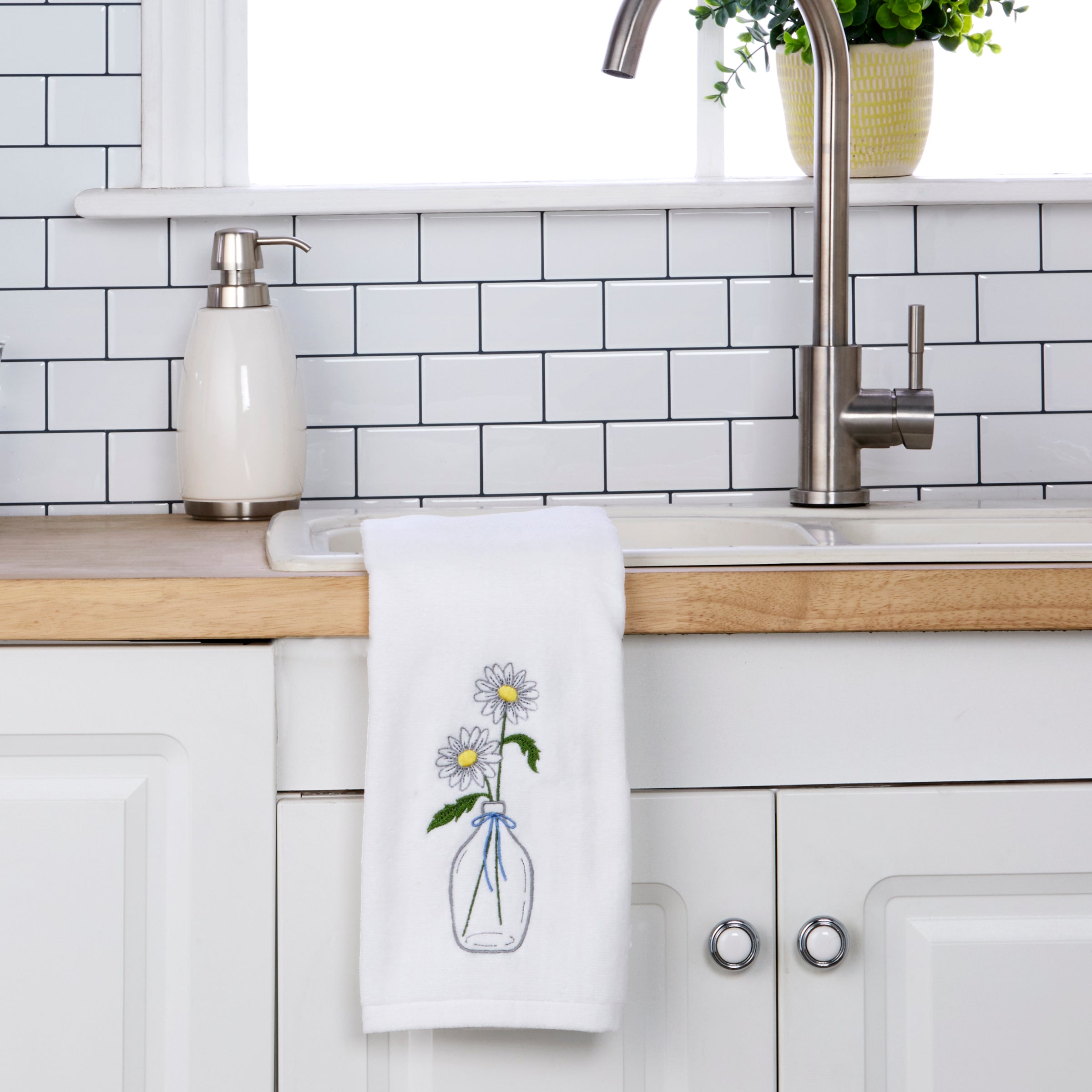 Daisies in Vase 2-Piece Hand Towel Set, White