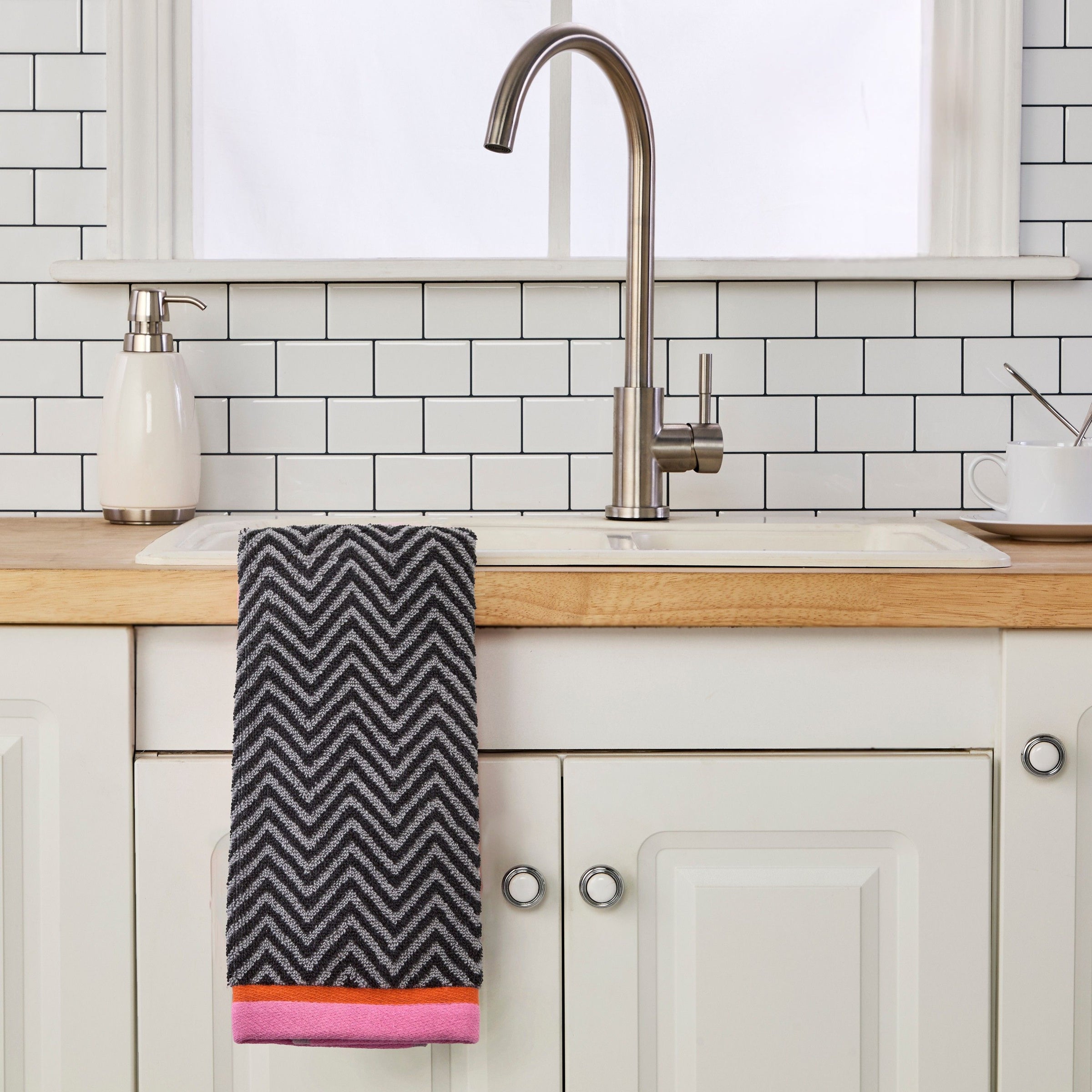 Herringbone & Border Reversible Jacquard 2-Piece Hand Towel Set, Black