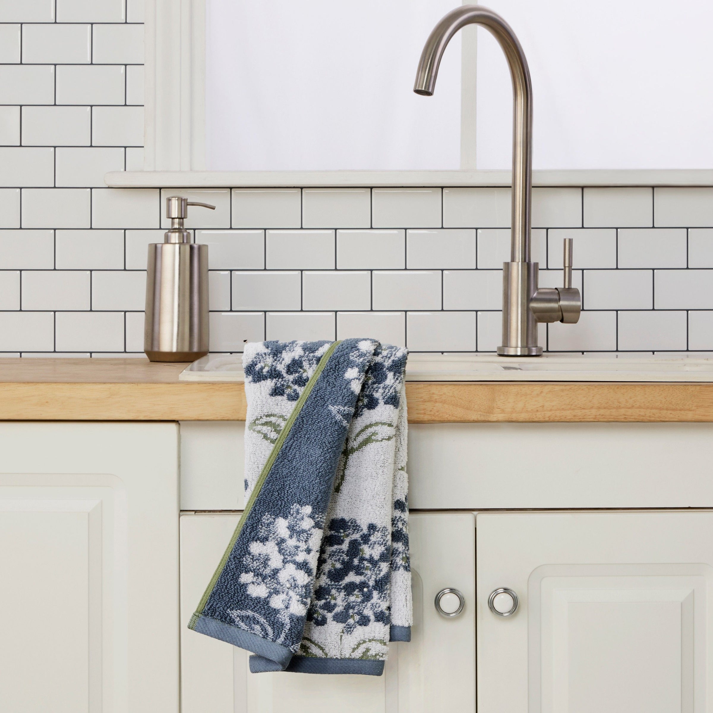 Hydrangea Jacquard 2-Piece Hand Towel Set, White/Blue