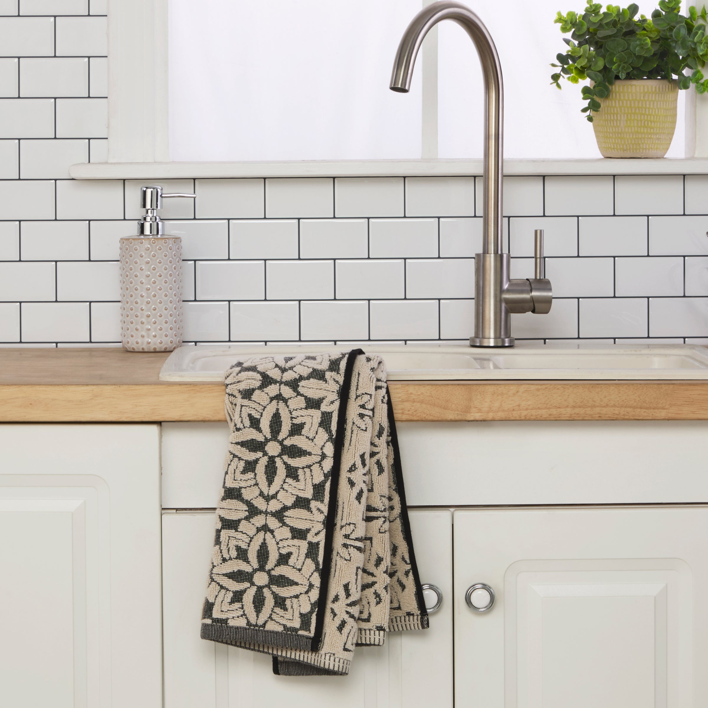 Lisbon Jacquard 2-Piece Hand Towel Set, Natural/Black