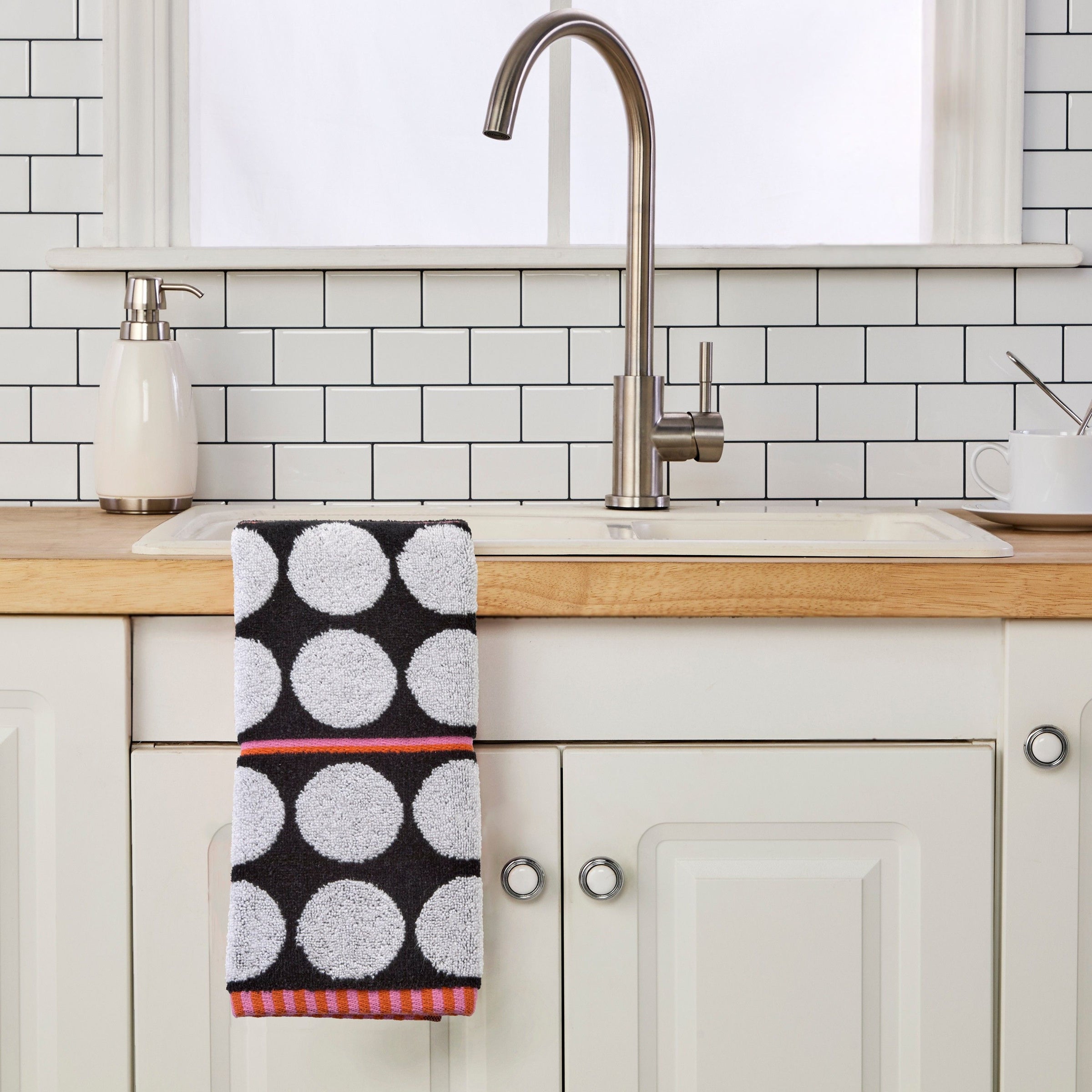 Polka Dot Grande Reversible Jacquard 2-Piece Hand Towel Set, Black/White