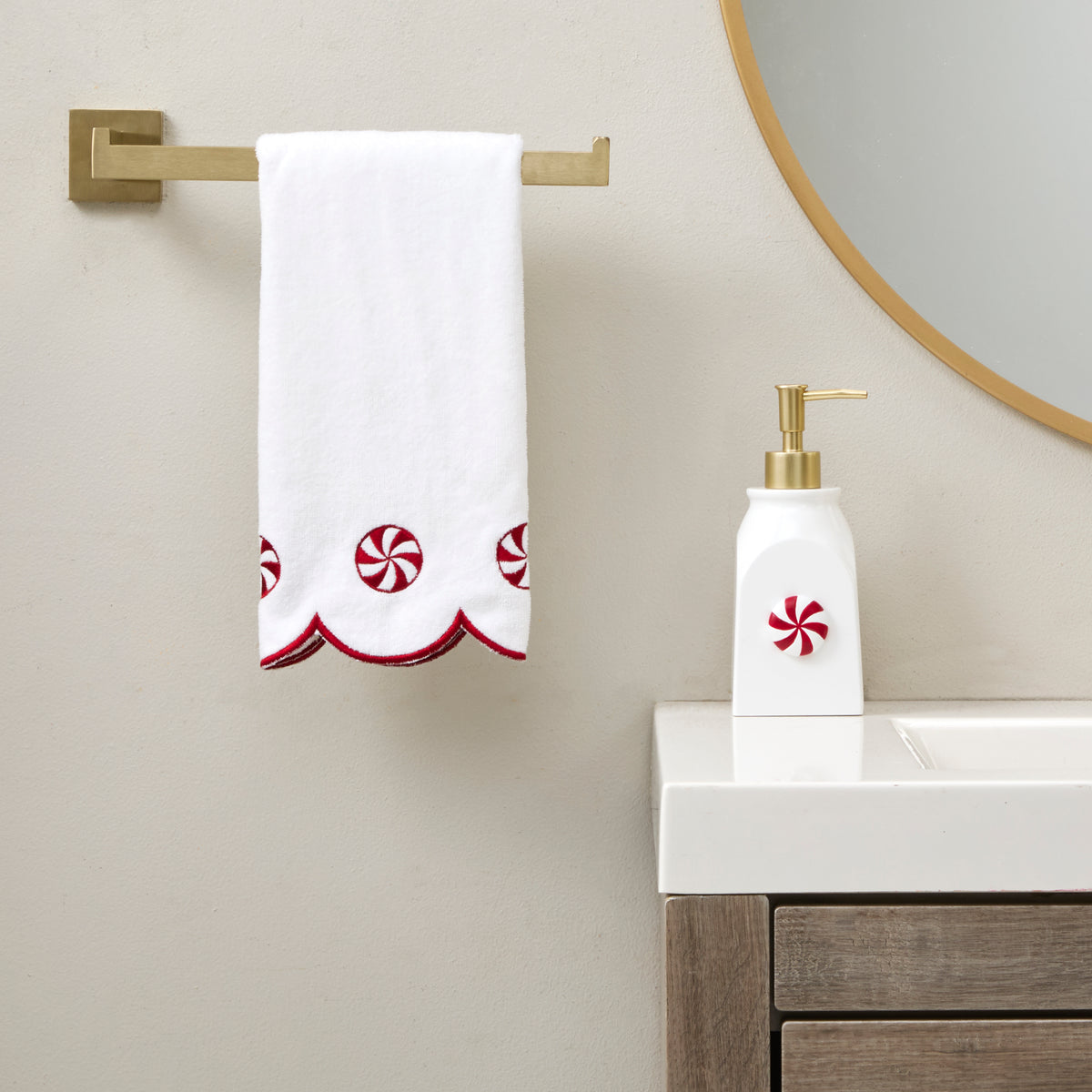 Scalloped Peppermint 2-Piece Hand Towel Set, White
