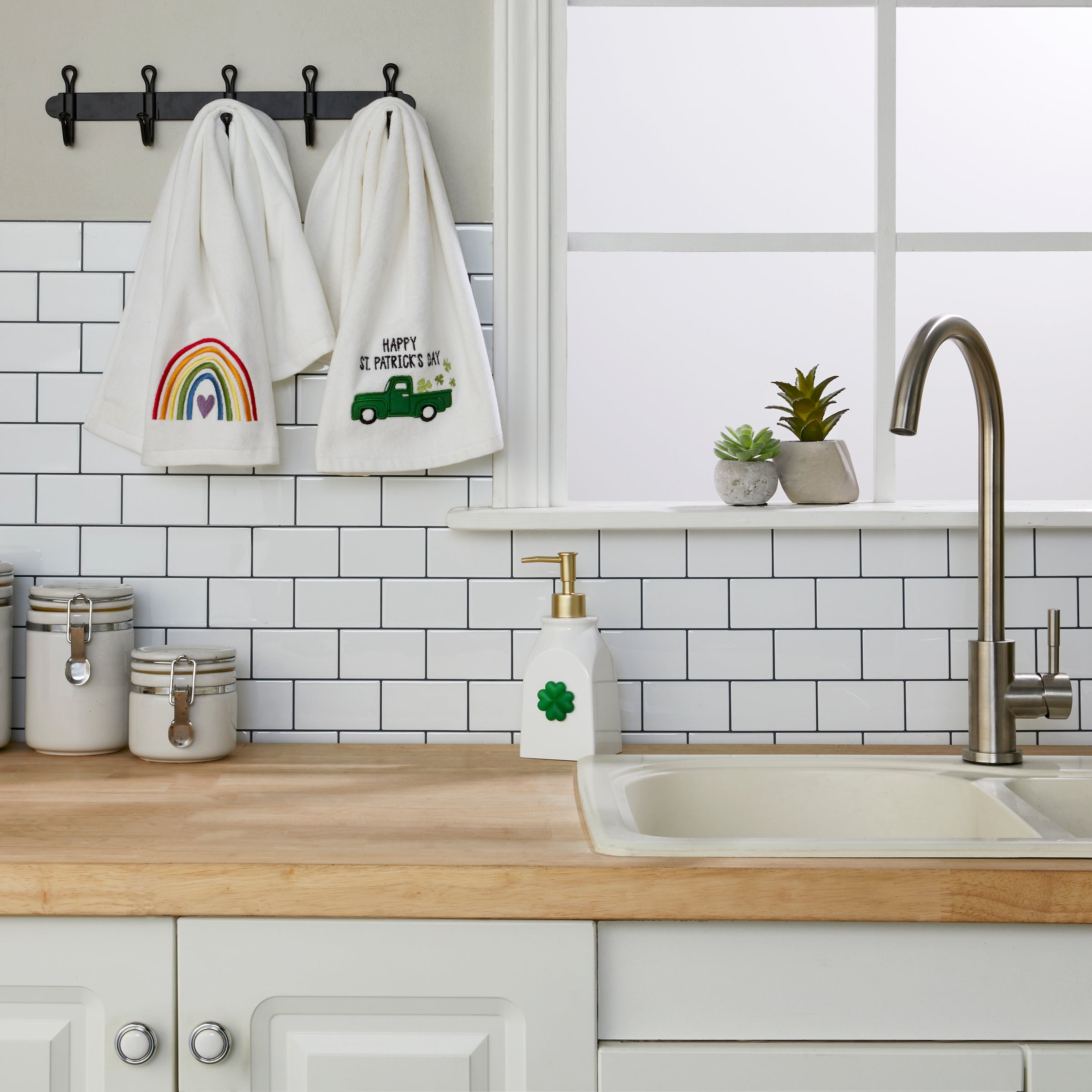 St. Patrick’s Day 2-Piece Hand Towel Set, White