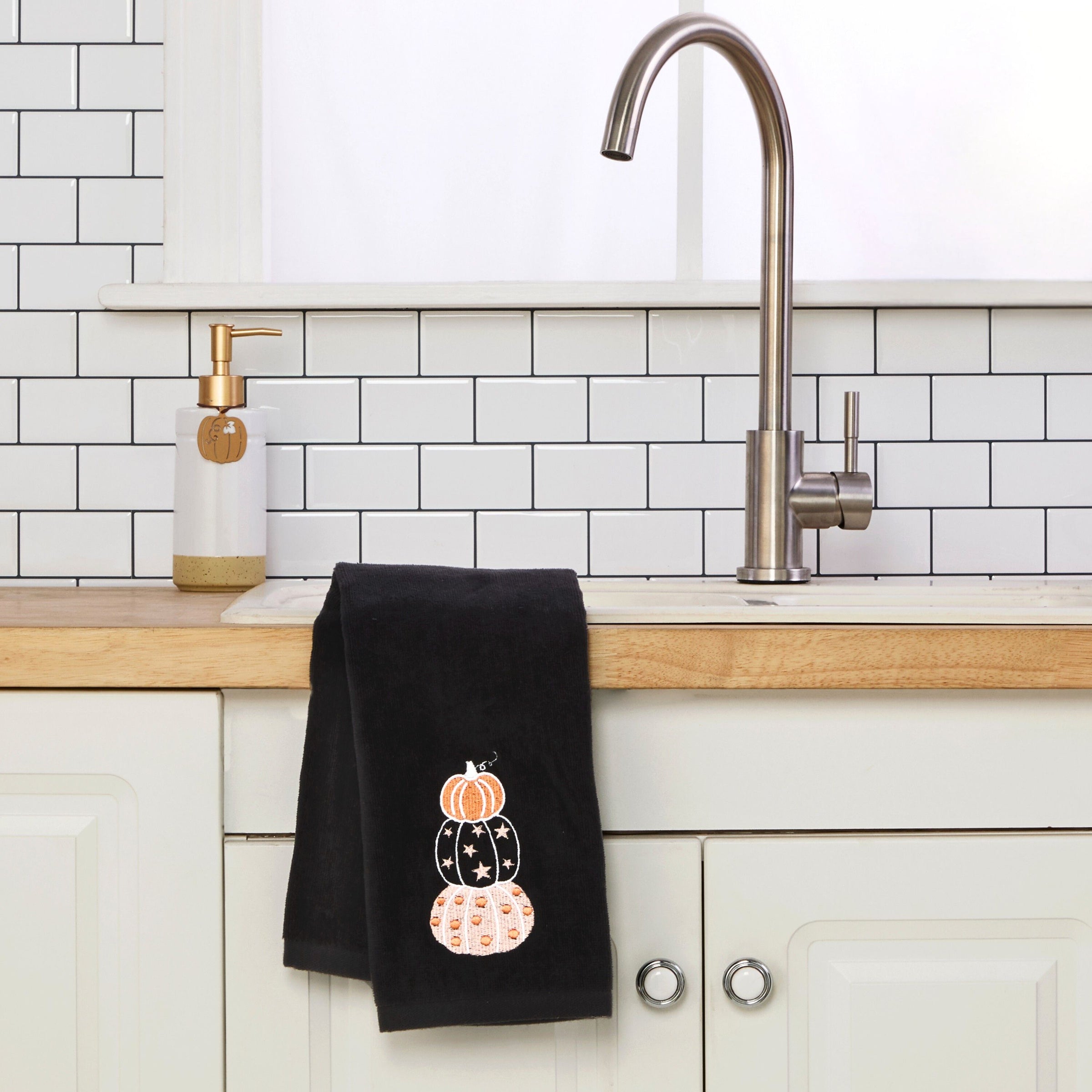 Stacked Pumpkins 2-Piece Hand Towel Set, Black