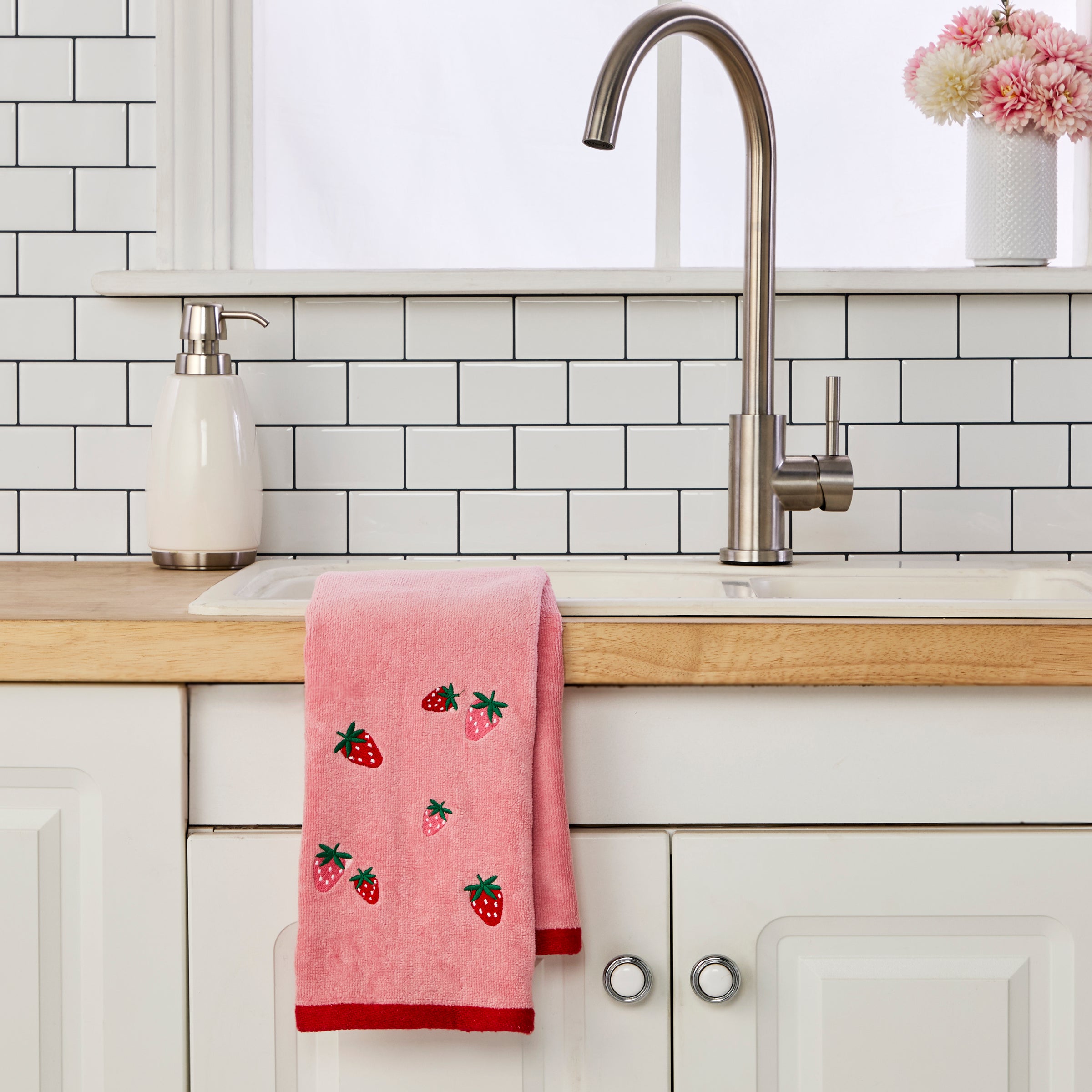 Strawberry Toss 2-Piece Hand Towel Set, Pink