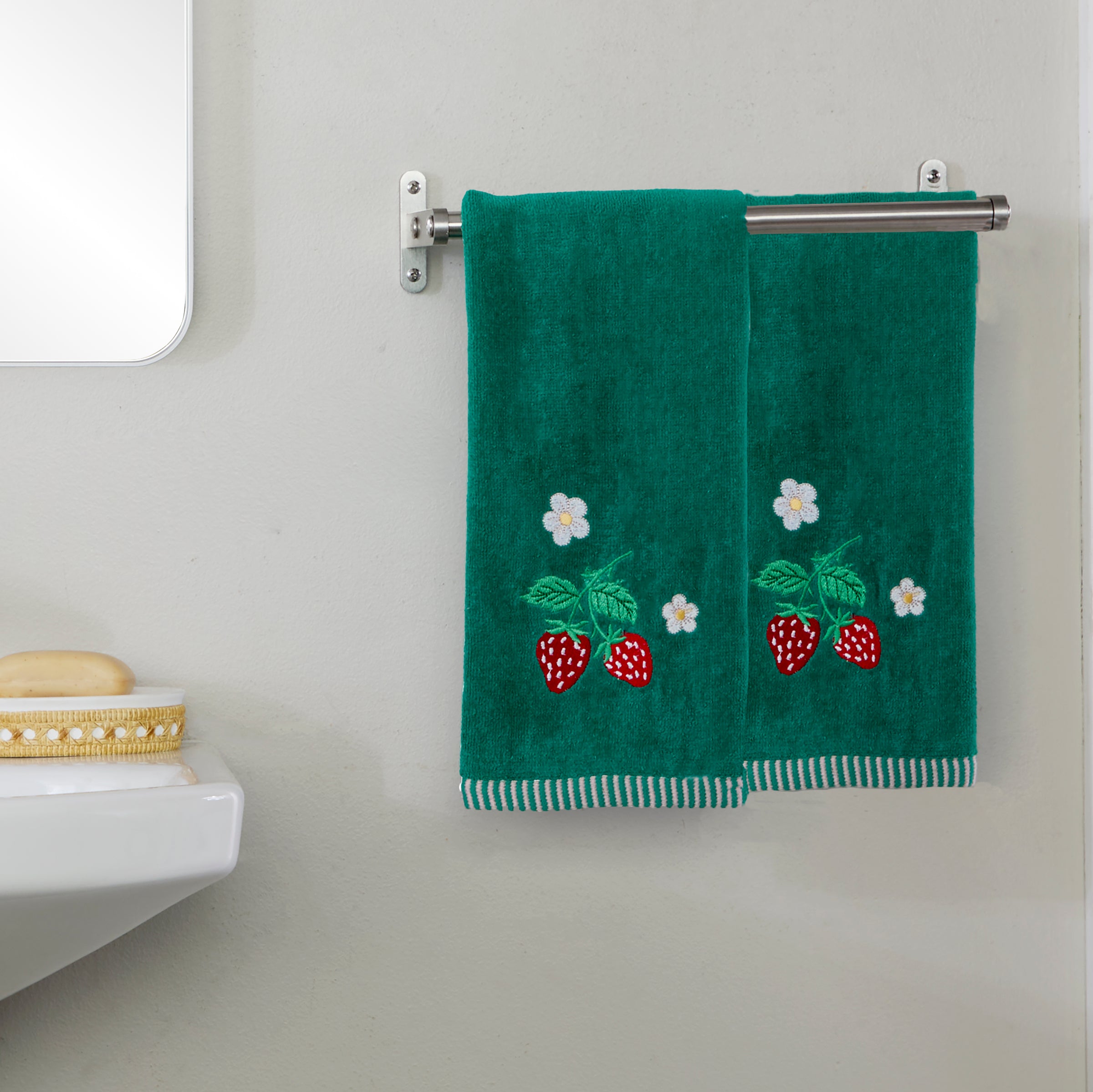 Strawberry Vine 2-Piece Hand Towel Set, Green