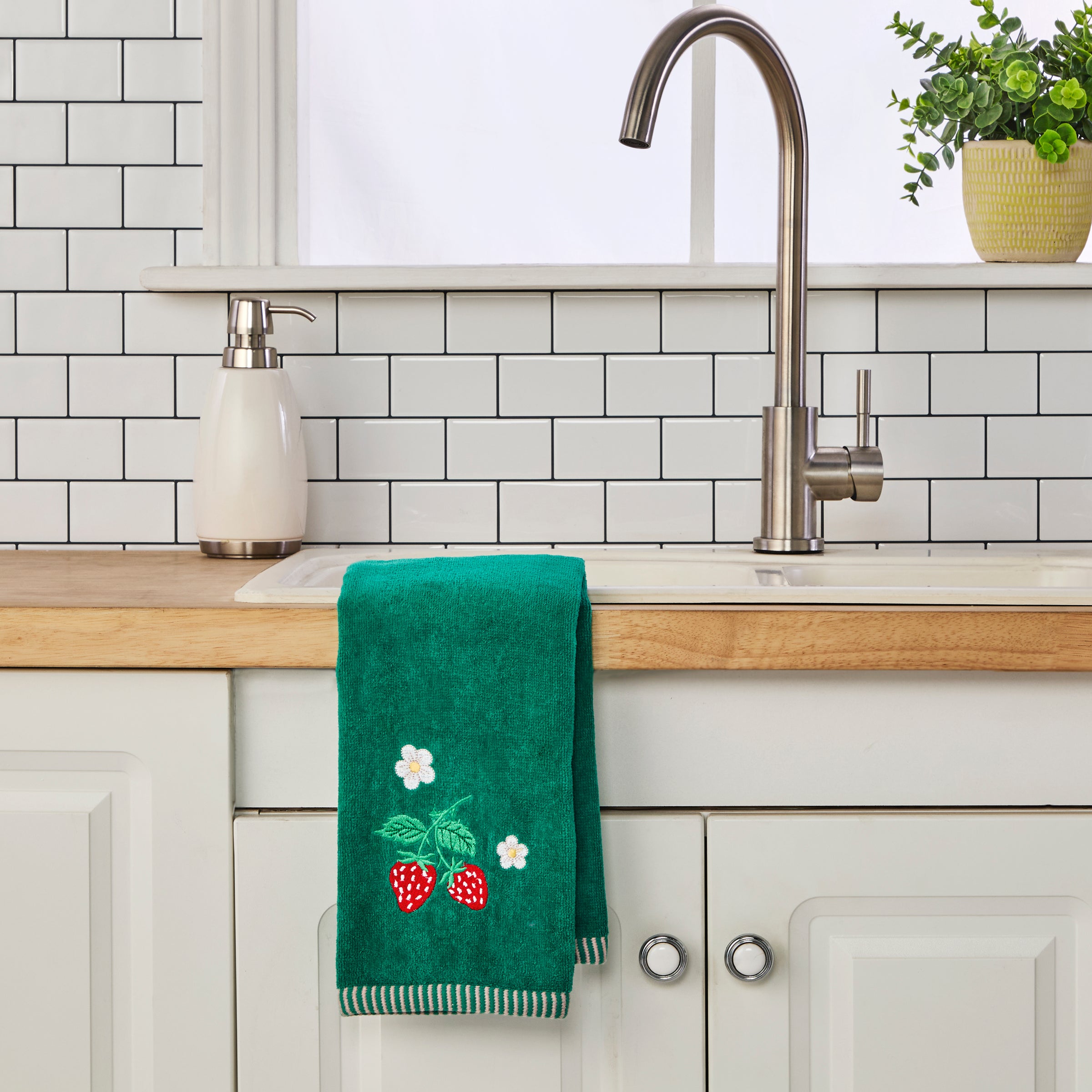 Strawberry Vine 2-Piece Hand Towel Set, Green