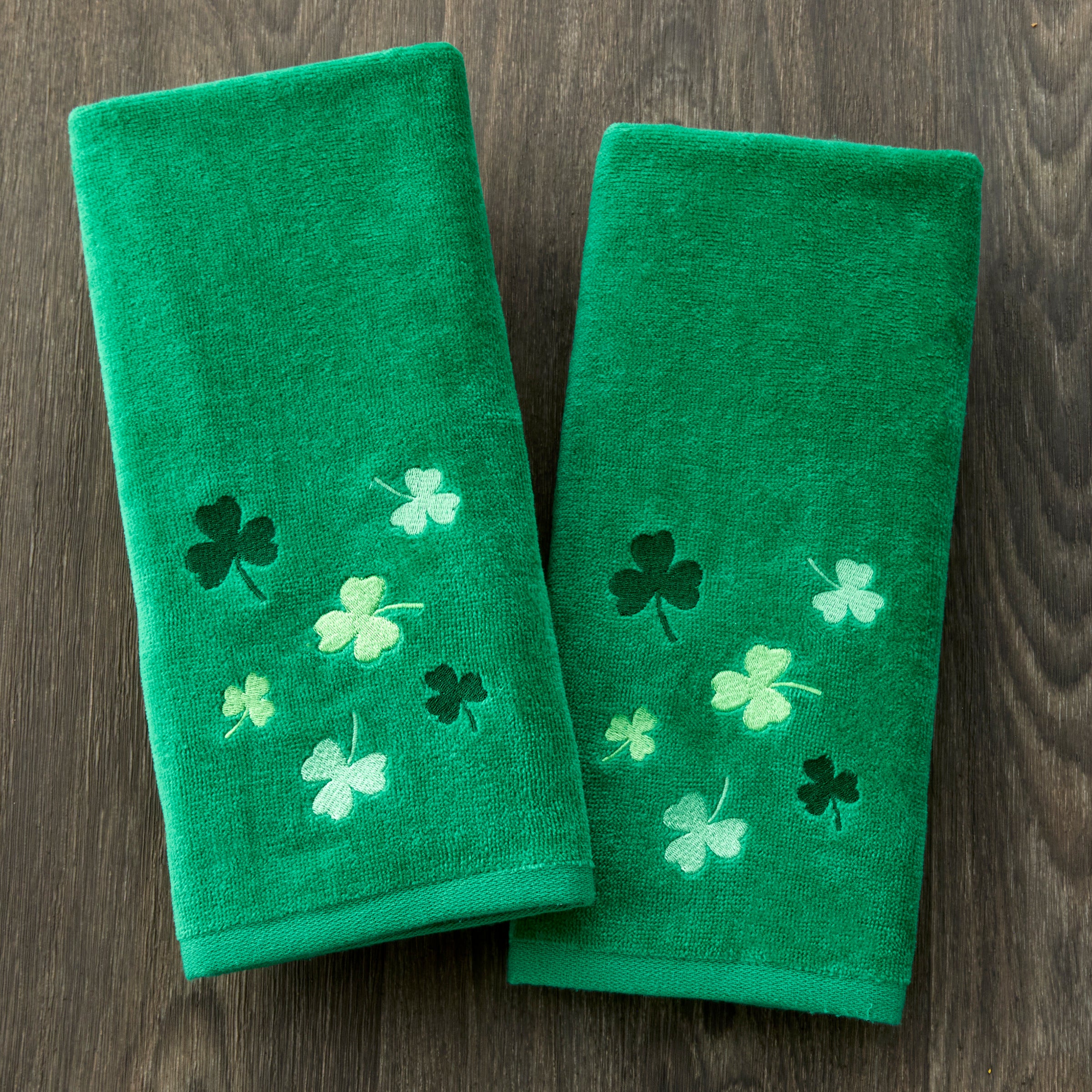 Tossed Shamrocks 2-Piece Hand Towel Set, Green