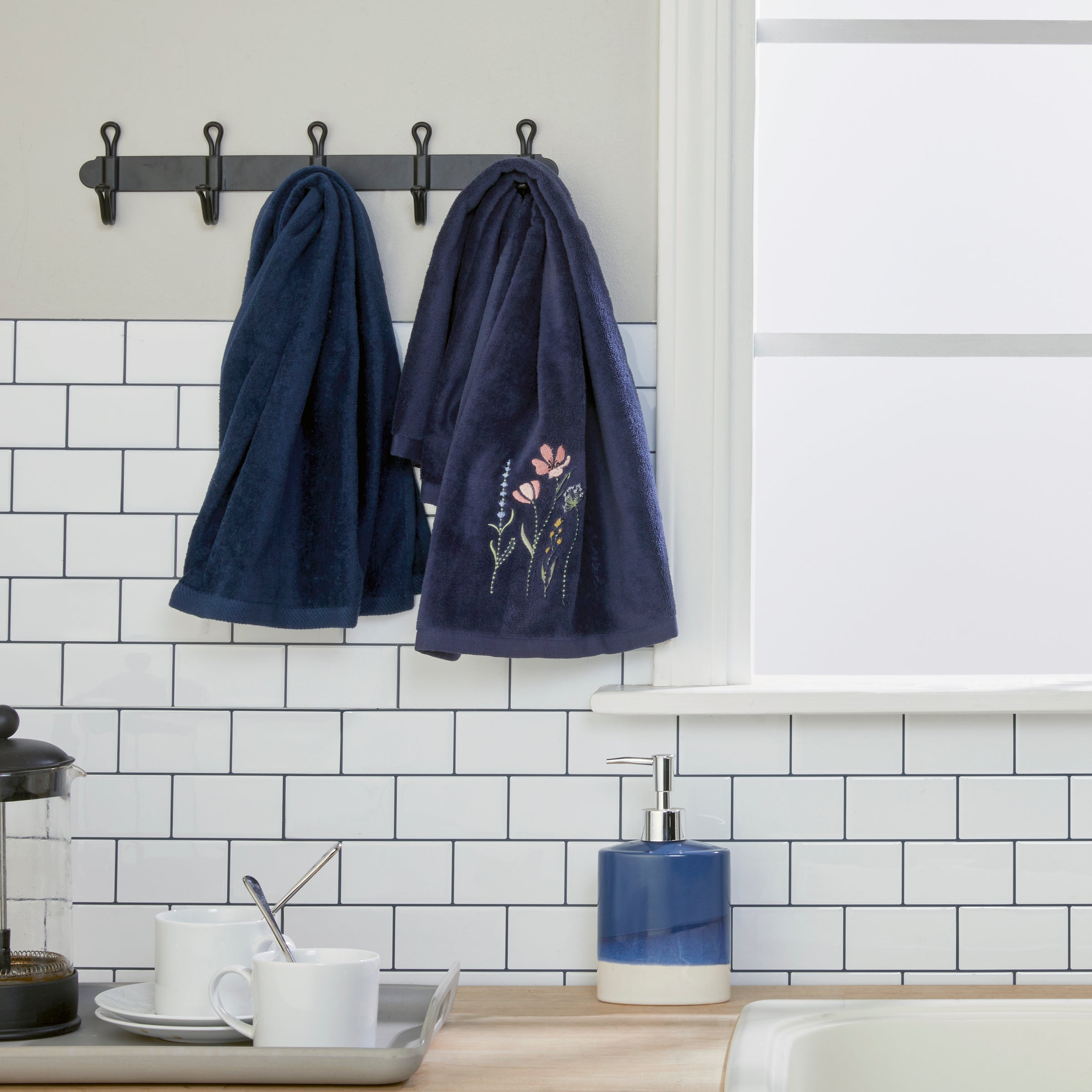 Wildflower Field 2-Piece Hand Towel Set, Navy