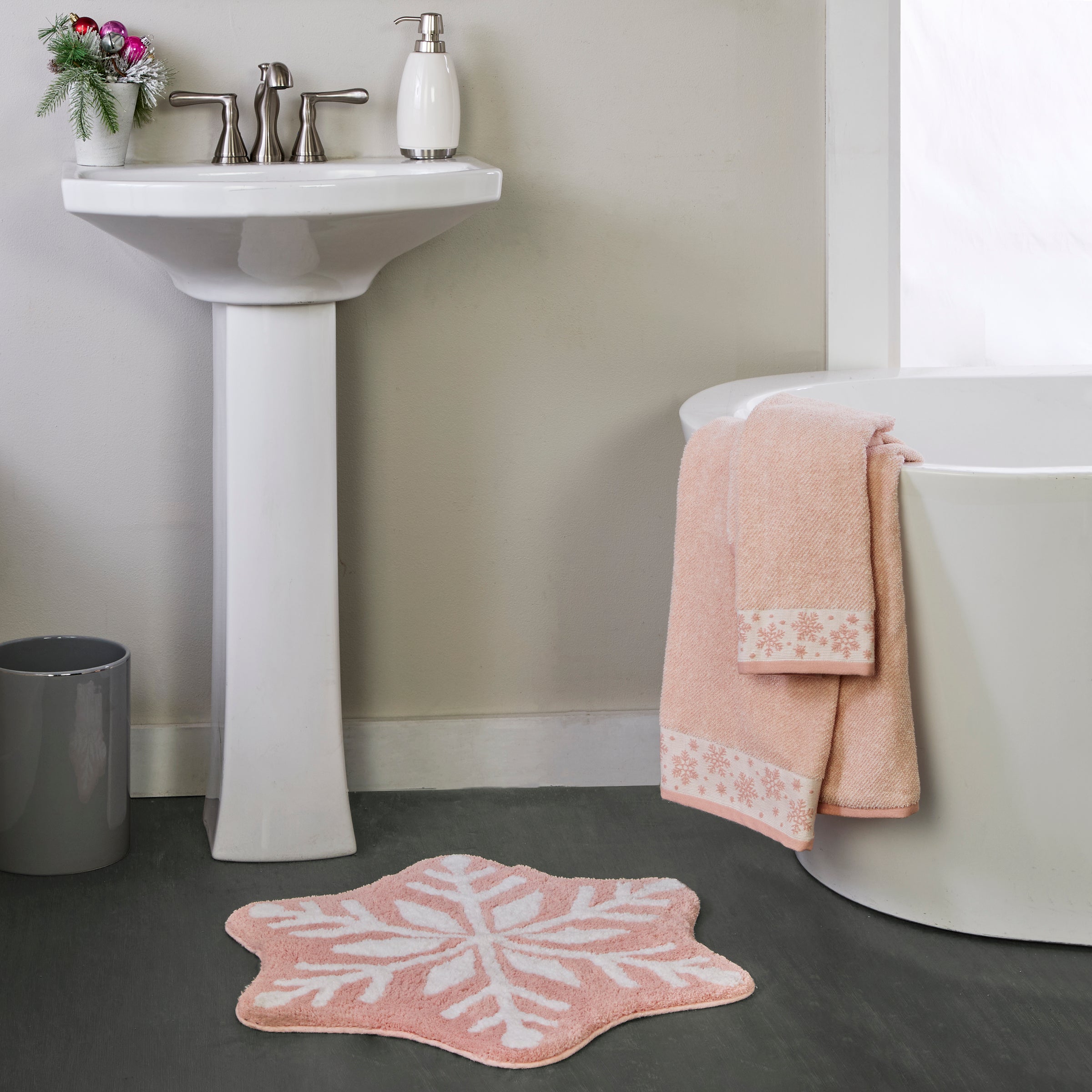 Heather Snowflake Jacquard Bath Towel, Blush