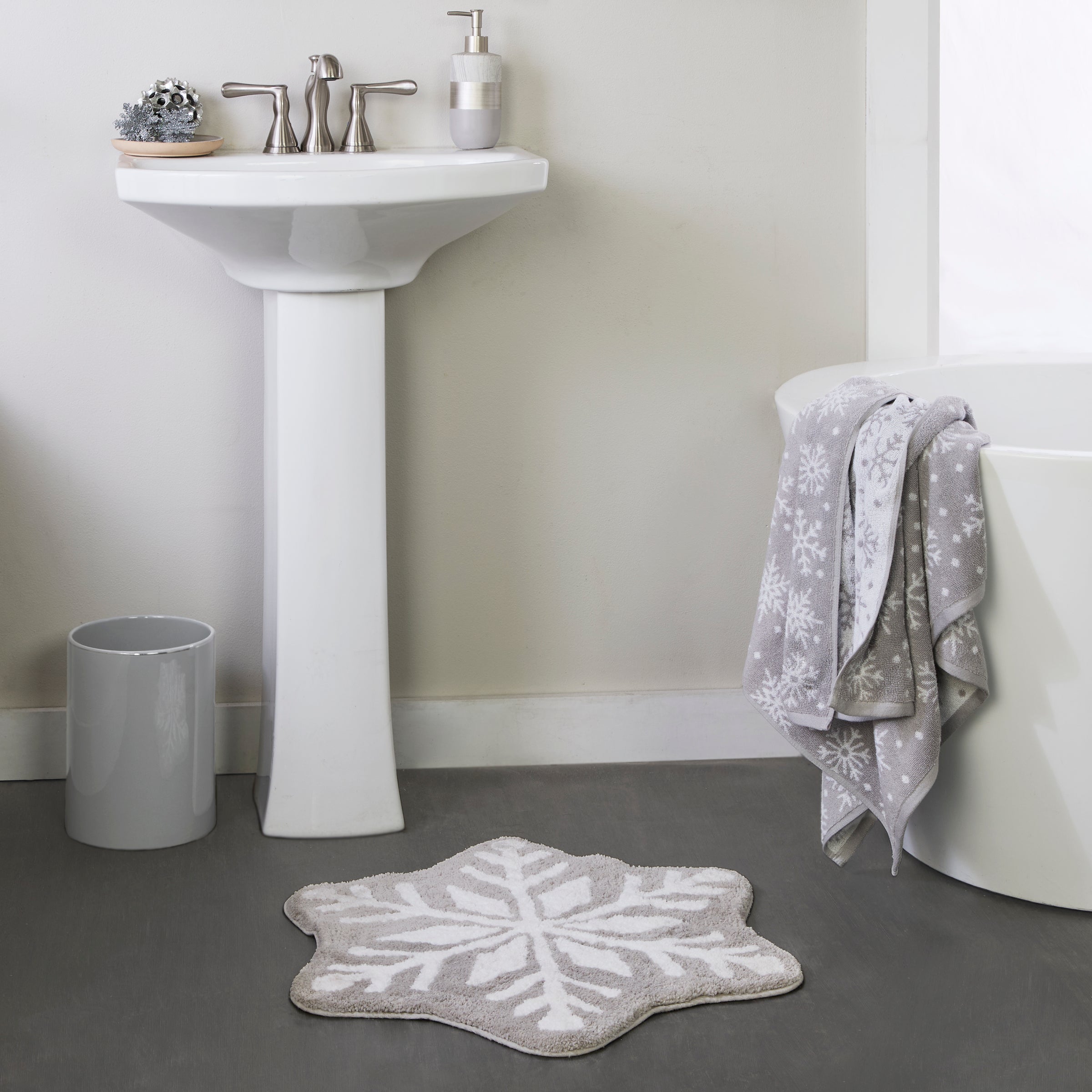 Winter Snowflake Tufted Rug, Gray