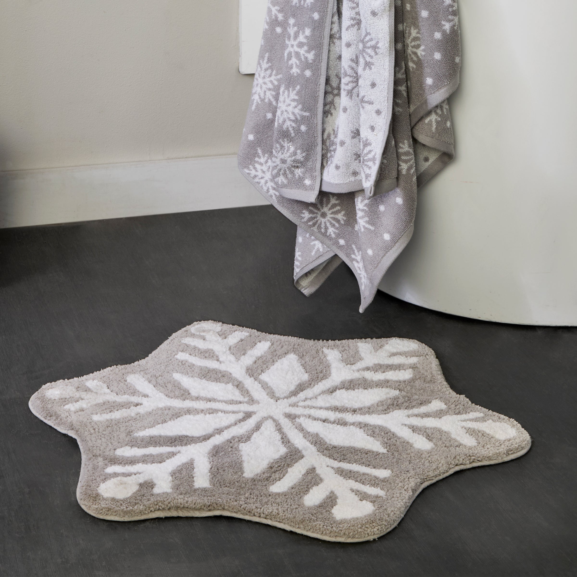 Winter Snowflake Tufted Rug, Gray