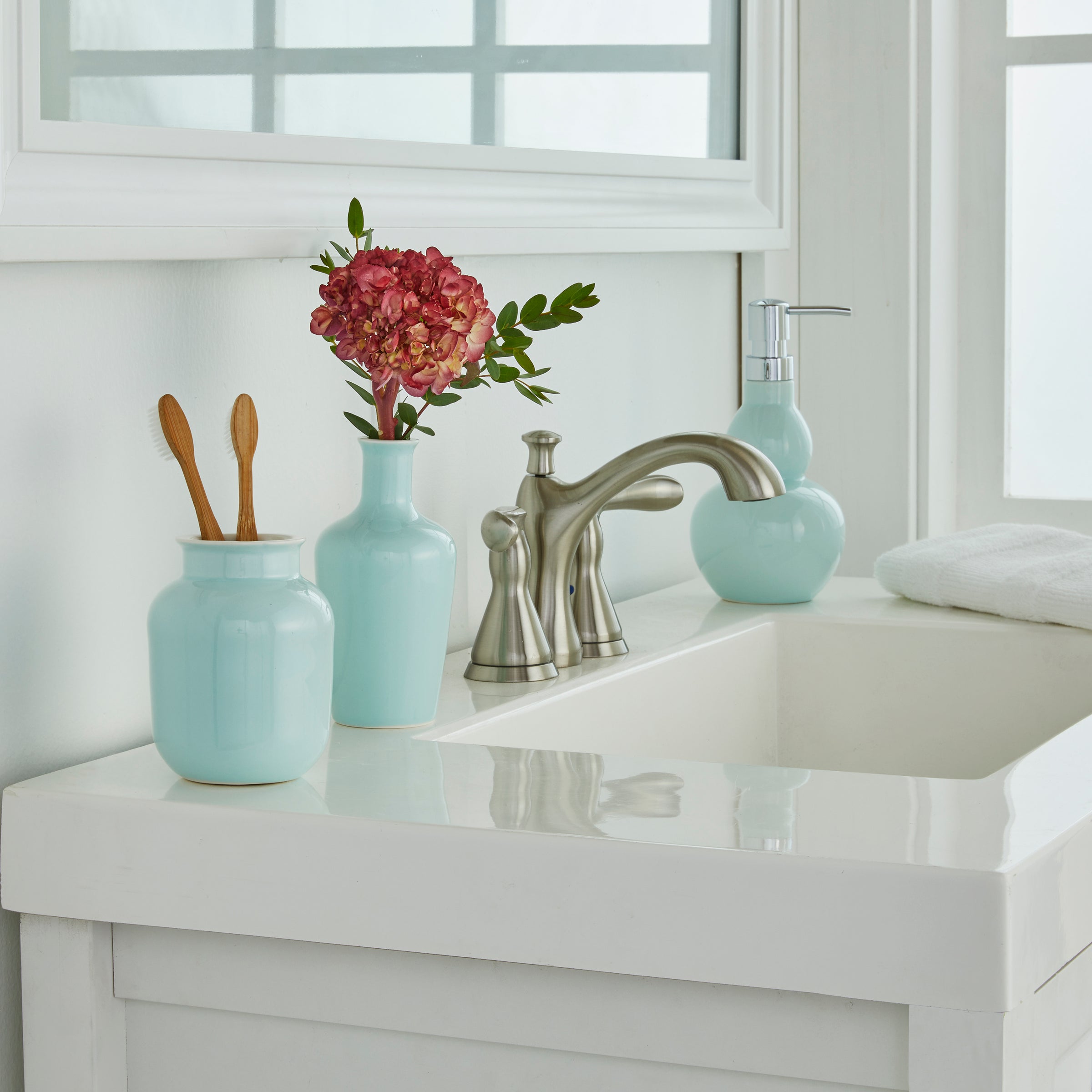 Vern Yip by SKL Home Classic Totem Toothbrush Holder, Light Blue